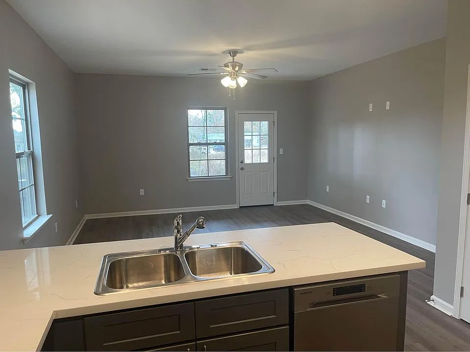 120 Thornton Ln — Photo 4
