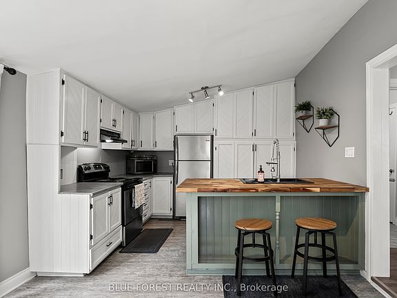 3rd image of 832 Queens Ave