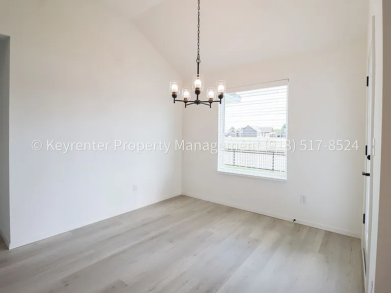 2908 S Redwood Ave — Photo 11