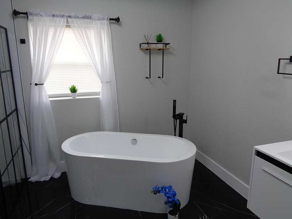 1st image of 685 21st Street SW
