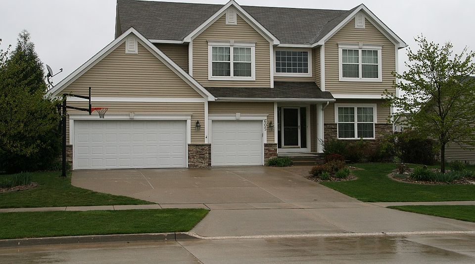 1st image of 605 SE Carefree Ln