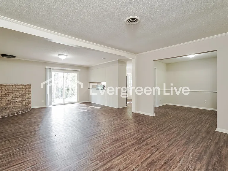 1906 Driftwood Dr — Photo 3