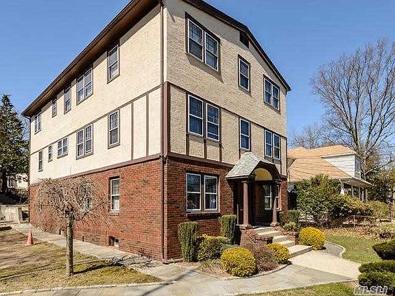 3rd image of 17 Roslyn Dr