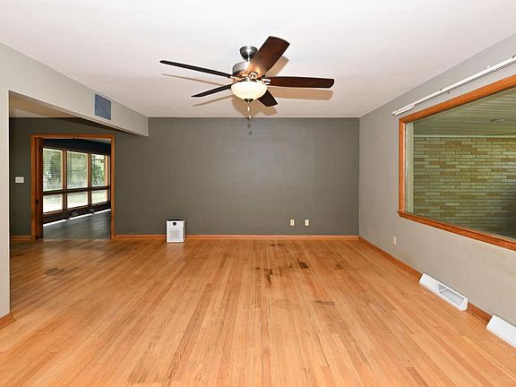 3rd image of 3825 Saint Clair STREET