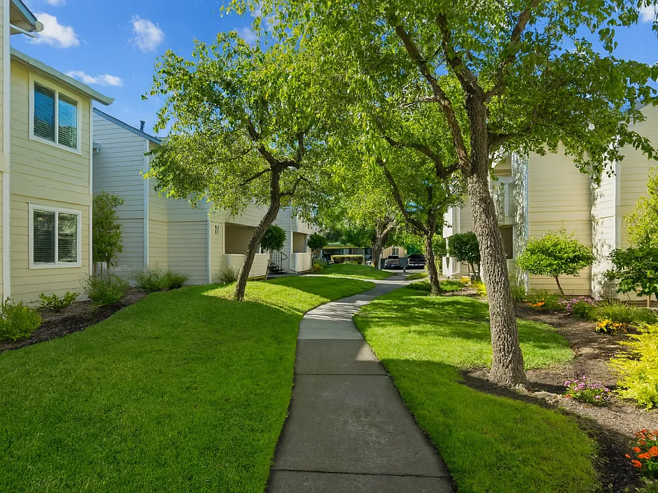 Emerald Pointe
