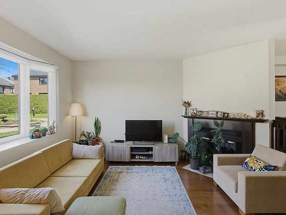 3rd image of 75 Avenue Elm #2