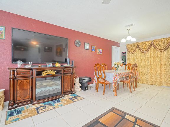 5th image of 3021 N Oleander Ave