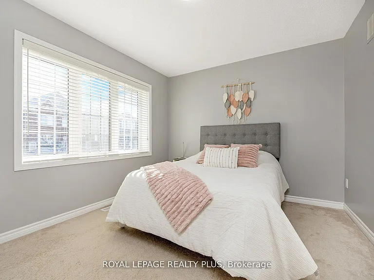 1542 Gainer Cres — Photo 26