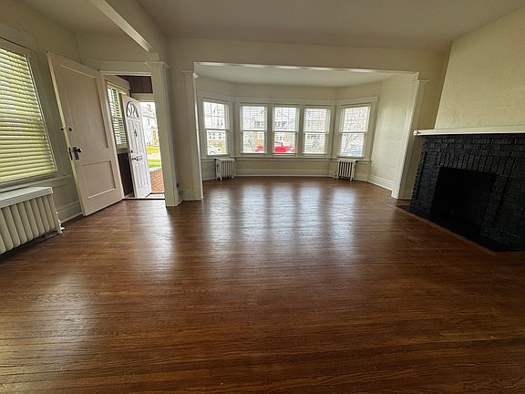 4th image of 210 Lovering Ave #1