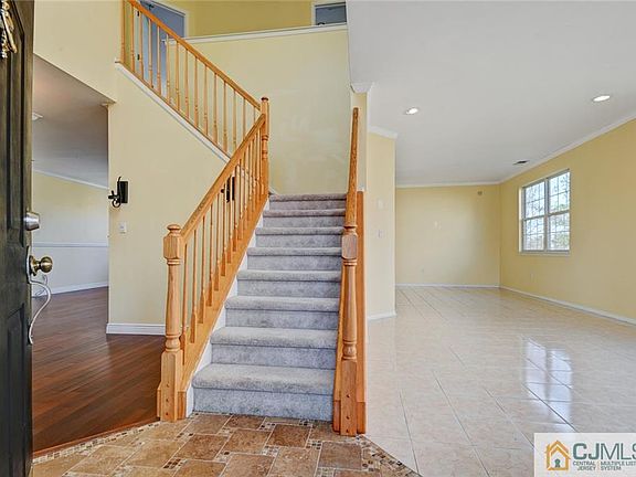 4th image of 34 Cornell Dr