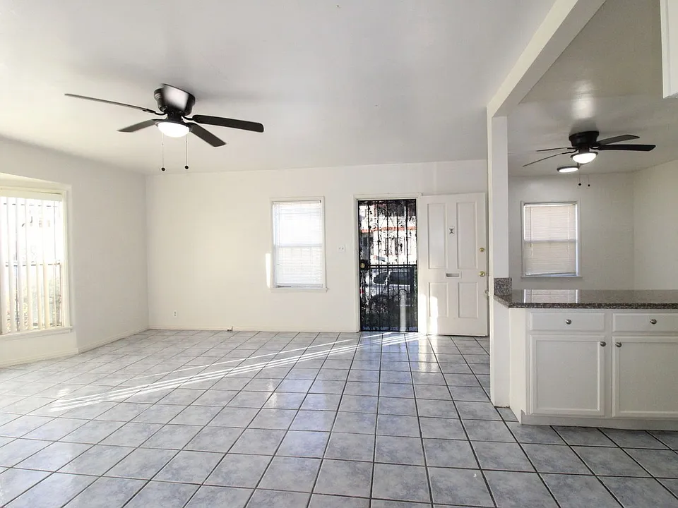 2828 W Vernon Ave