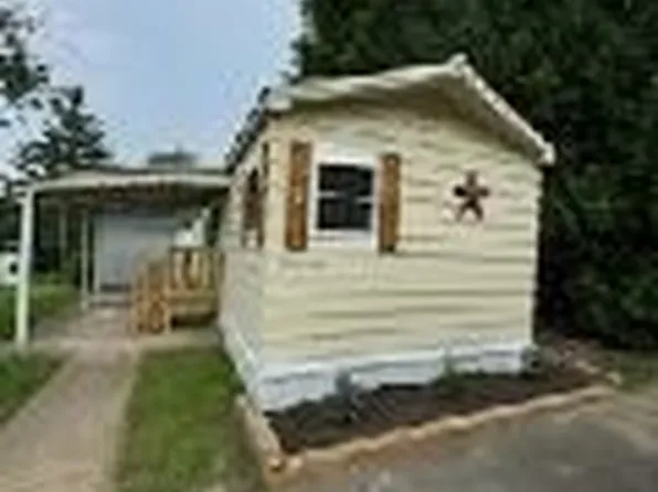 39 Cedar Ln, Wales, MA 01081