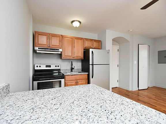 5th image of 7450 N Greenview Ave APT 84