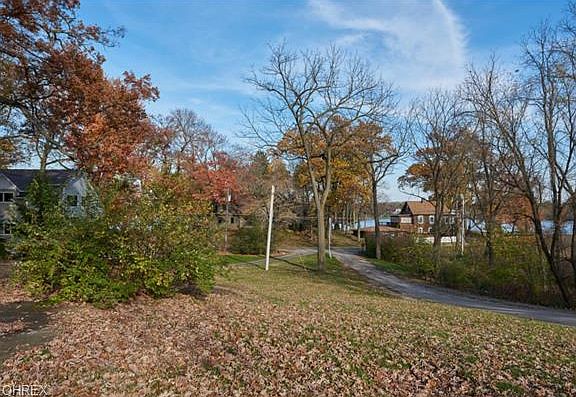 3rd image of West Dr NE