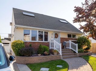 72 Chestnut St, Hicksville, NY 11801