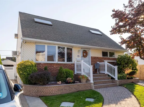 72 Chestnut Street, Hicksville, NY 11801