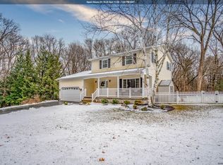9 Kasper Dr, Halfmoon, NY 12065