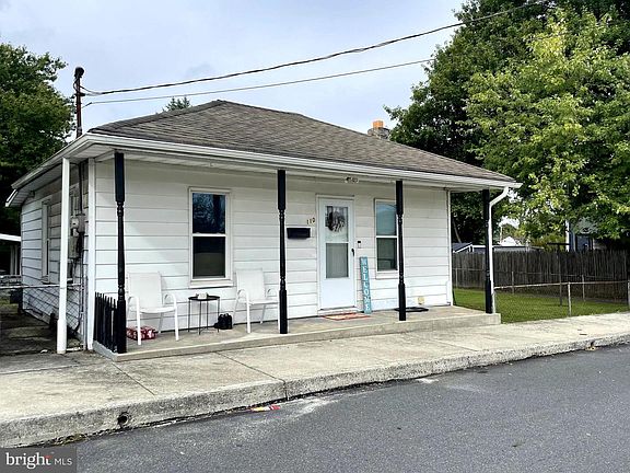 3rd image of 270 W 2nd St