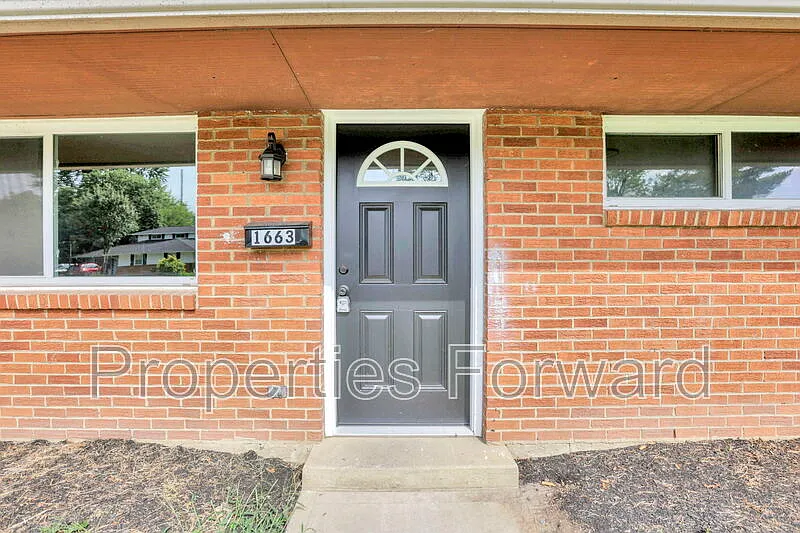 3 bed, 1.0 bath, 1098 sqft, $1,800 — Photo 3