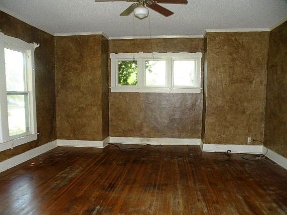 3rd image of 811 E College St