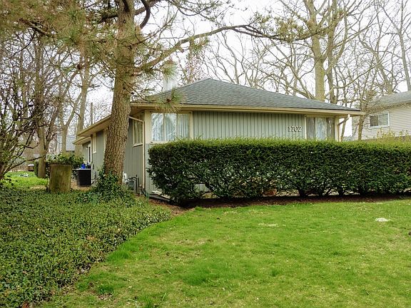 3rd image of 1702 E Willow Ave