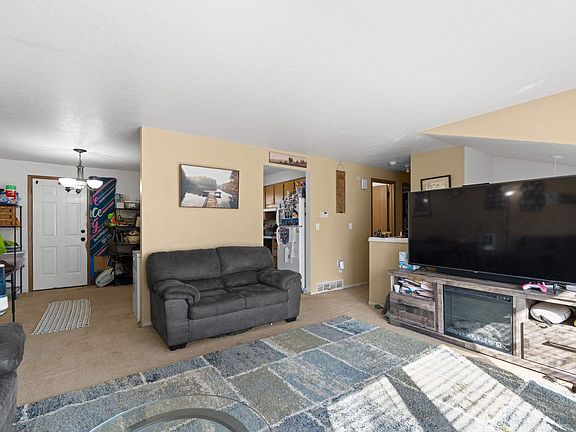 4th image of 902 S Calvin Rd