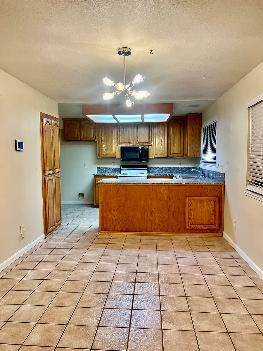 Building Photo - 8149 Glen Alta Way
