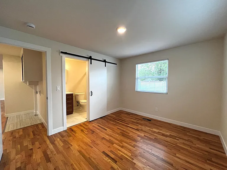 1007 S 50th Ave — Photo 11