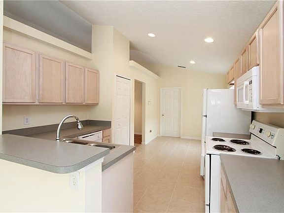 4th image of 2679 Willow Glen Cir
