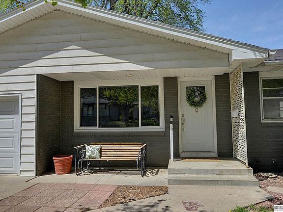 2nd image of 8716 Lakeview Dr