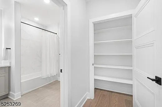 214 E Grove St — Photo 33