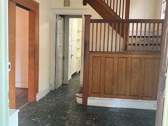 4th image of 15221 Roosevelt Ave