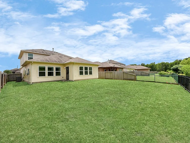 4919 Fairwater Ct — Photo 3