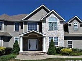 16 Vizcaya Ct, Shoreham, NY 11786