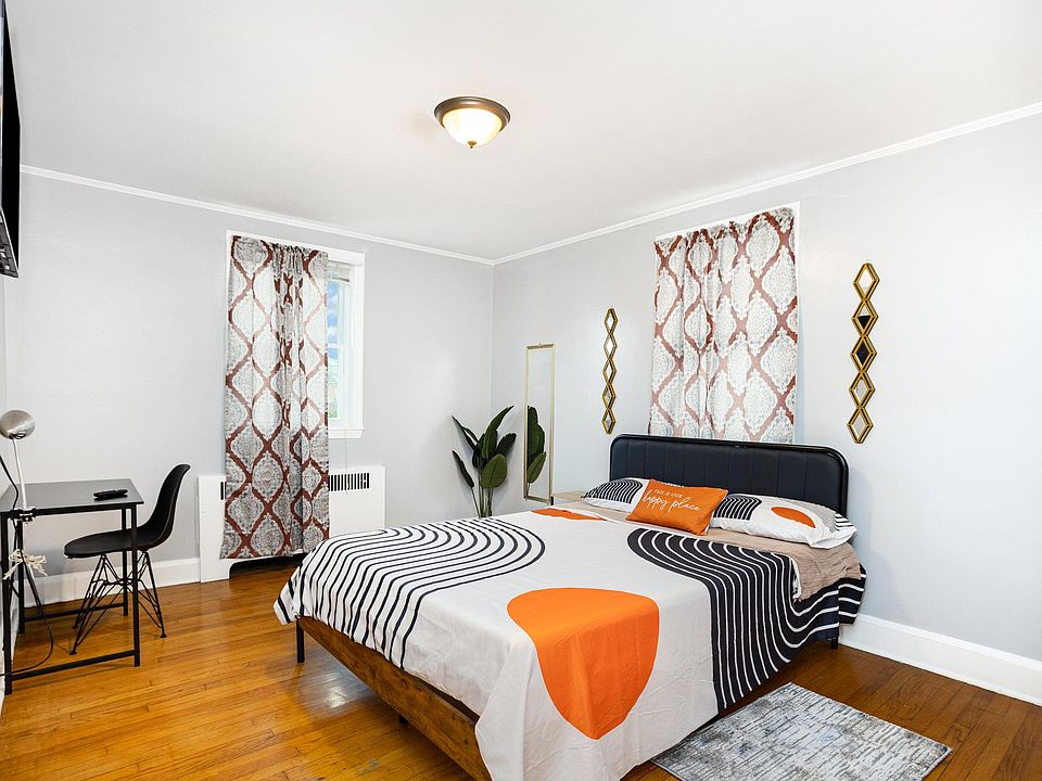 Bed room with a Queen bed,smart tv closet