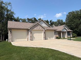 2121 Woodland Estates Dr, Elkhart, IN 46514