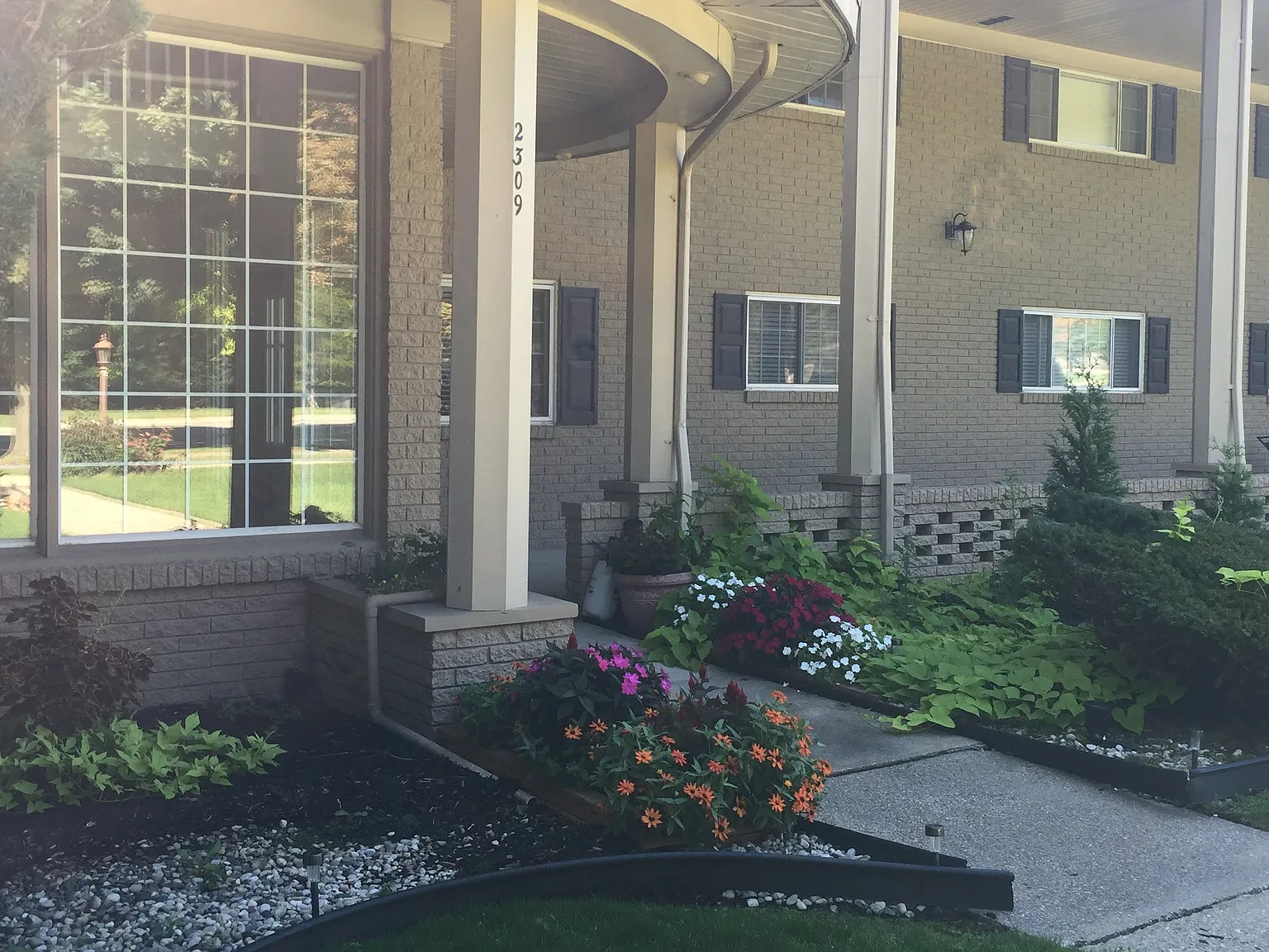2 bed, 1058 sqft, $1,575 — Photo 2