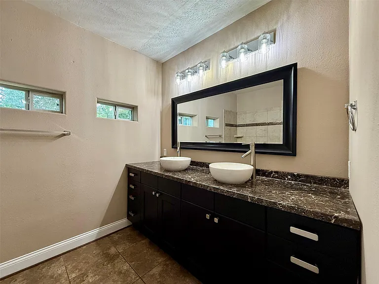 1105 Melbourne St — Photo 10