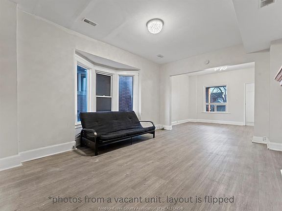 5th image of 223 Gladstone Ave