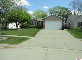 5420 Hunts Dr, Lincoln, NE 68512
