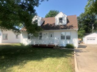136 SW 27th St, Topeka, KS 66611