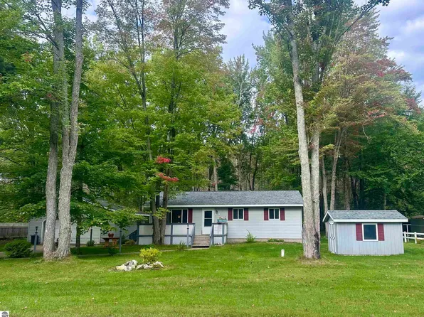 5721 Maple Dr SW, South Boardman, MI 49680