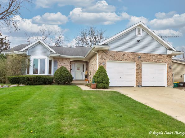 911 Hampton Ct, McHenry, IL 60050