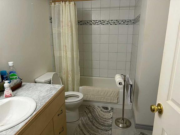 4th image of 405 1st Ave S