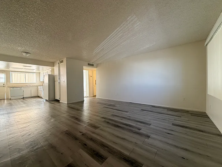 3351 W Harmont Dr #3 — Photo 2
