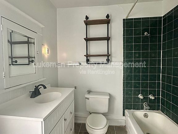5th image of 415 Davis St APT 4