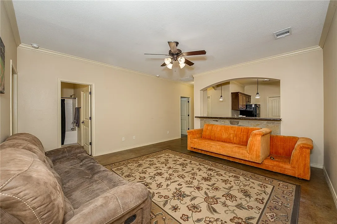 3 bed, 1275 sqft, $1,900 — Photo 4