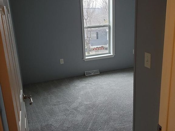 5th image of 37 Woodbine Ave