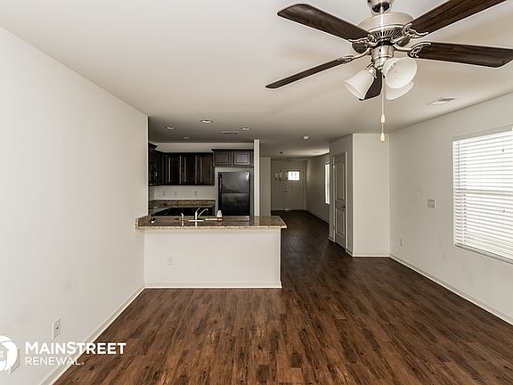 4th image of 905 Hawthorn Ln