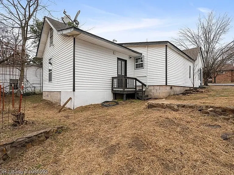 211 W Houston St — Photo 31